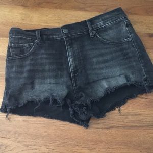 LUCKY the high rise shortie black distressed